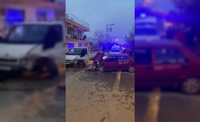 Kamyonet ile otomobil çarpıştı: 3 yaralı Kamyonet ile otomobil çarpıştı: 3 yaralı