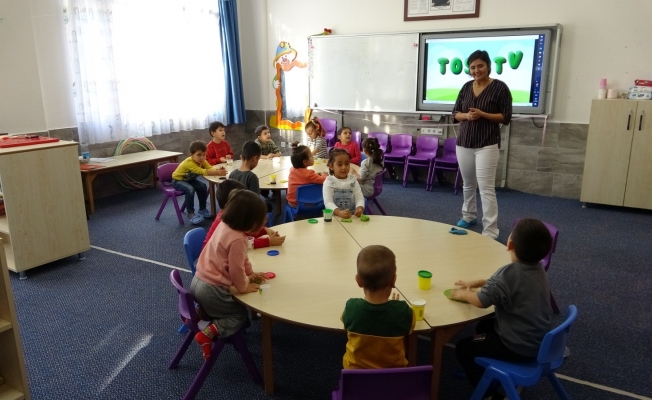 Kanseri yenen Ayşegül öğretmen 2 yıl sonra öğrencilerine kavuştu, okul bayram yerine döndü Kanseri yenen Ayşegül öğretmen 2 yıl sonra öğrencilerine kavuştu, okul bayram yerine döndü