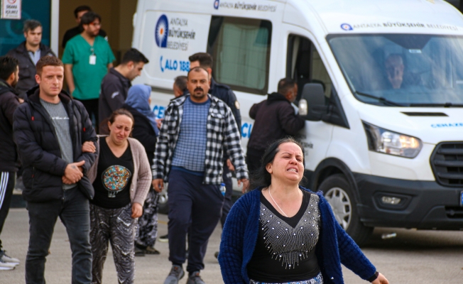 17 bıçak darbesi ile öldürülen 3 çocuk annesi kadının cenazesi gözyaşları arasında alındı 17 bıçak darbesi ile öldürülen 3 çocuk annesi kadının cenazesi gözyaşları arasında alındı