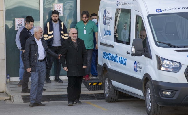 Acılı baba günlerdir aradığı kızının cenazesini gözyaşları arasında teslim aldı Acılı baba günlerdir aradığı kızının cenazesini gözyaşları arasında teslim aldı
