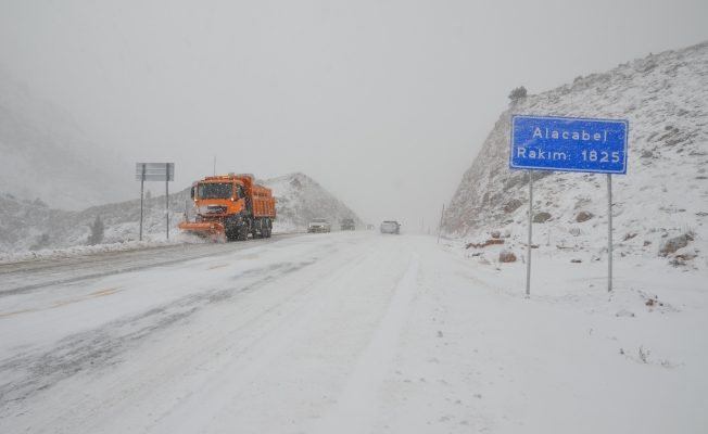 Antalya-Konya kara yolunda kar yağışı başladı Antalya-Konya kara yolunda kar yağışı başladı