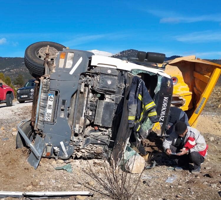 Antalya’da kum yüklü kamyon şarampole devrildi Antalya’da kum yüklü kamyon şarampole devrildi