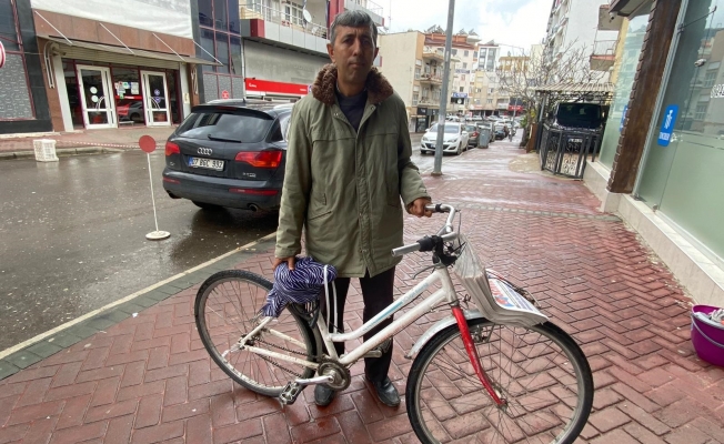 Gündüzleri bisikletle gazete dağıtıyor, akşamları mitingle seçime hazırlanıyor Gündüzleri bisikletle gazete dağıtıyor, akşamları mitingle seçime hazırlanıyor
