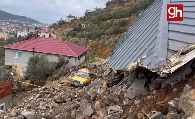 Heyelan sebebiyle inşaat halindeki ev ve istinat duvarı çöktü