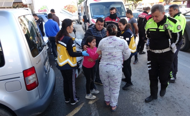 Motosikletten düşen 8 yaşındaki kız, feryat ederek gelen annesini teselli etti Motosikletten düşen 8 yaşındaki kız, feryat ederek gelen annesini teselli etti
