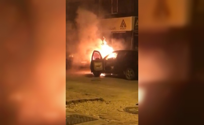 Otomobil alev alev aldı, o hem kaydetti hem de uyarılarda bulundu Otomobil alev alev aldı, o hem kaydetti hem de uyarılarda bulundu