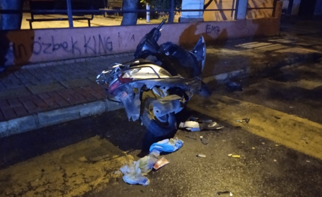 Park halindeki motosiklet satırla parçalandı Park halindeki motosiklet satırla parçalandı