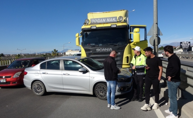 Tır çarptığı otomobili önünde sürükledi, şans eseri kimse yaralanmadı Tır çarptığı otomobili önünde sürükledi, şans eseri kimse yaralanmadı