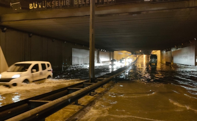 Antalya'da yoğun yağış ve selden ötürü okullar tatil edildi