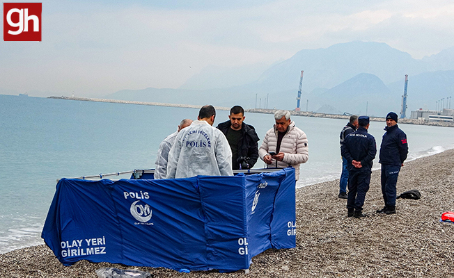  Konyaaltı sahilinde deniz üzerinde yarı çıplak erkek cesedi bulundu