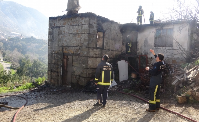 Metruk bina çıkan yangında kullanılamaz hale geldi Metruk bina çıkan yangında kullanılamaz hale geldi