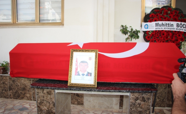 Trafik kazasında hayatını kaybeden asteğmen toprağa verildi Trafik kazasında hayatını kaybeden asteğmen toprağa verildi