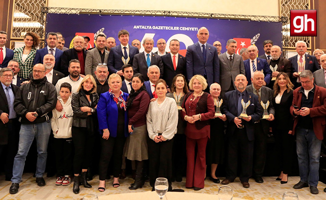 40 yılını dolduran gazetecilere plaketleri verildi