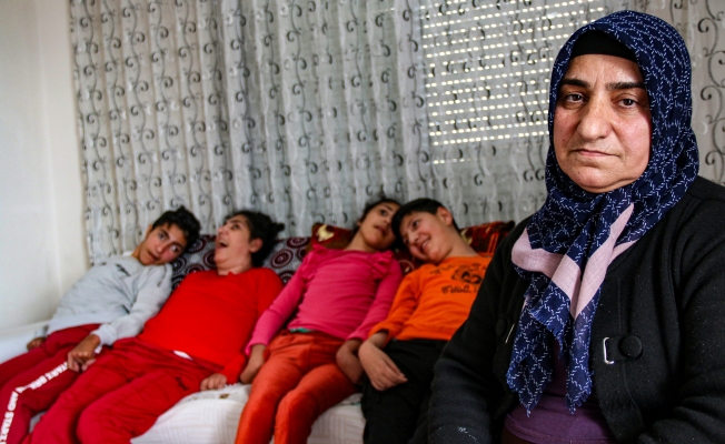 7 çocuktan 4'ü ALS hastası olan annenin kahramanlığı göz yaşartıyor
