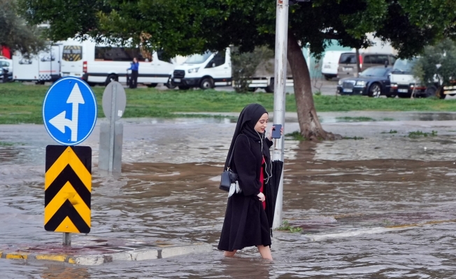 Antalya’da sağanak iş çıkışı bastırdı, hayat felç oldu