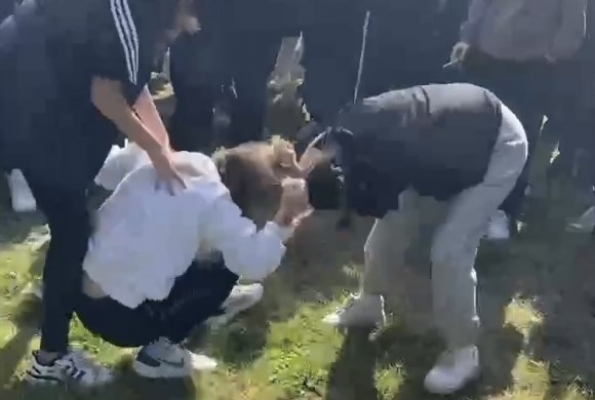 Boks ringi değil liseli kızların sokak dövüşü Boks ringi değil liseli kızların sokak dövüşü