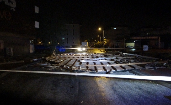 Hortum iş yerinin çatısını uçurdu, yolu kapattı