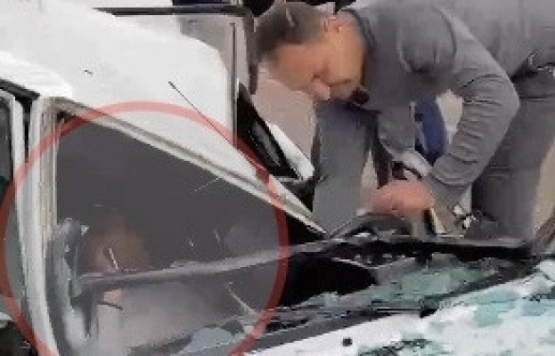Hortum sebebiyle üzerine güneş paneli düşen otomobildeki çocuk yaralandı Hortum sebebiyle üzerine güneş paneli düşen otomobildeki çocuk yaralandı