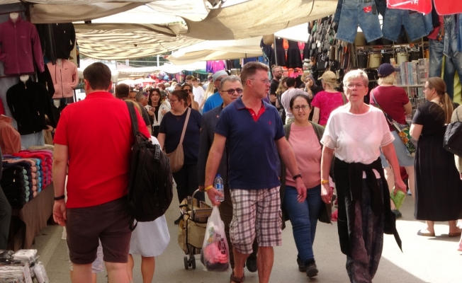 Perşembe pazarına turist yağdı, esnafın yüzü güldü