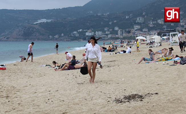 Alanya’da vatandaşlar bayramın 3'üncü gününü plajda geçirdi Alanya’da vatandaşlar bayramın 3'üncü gününü plajda geçirdi