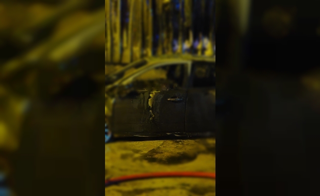 Alev alan otomobilin sürücüsü hayatını kaybetti Alev alan otomobilin sürücüsü hayatını kaybetti