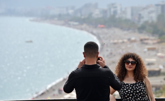 Antalya’da çöl tozunun etkisi azaldı, sahiller doldu