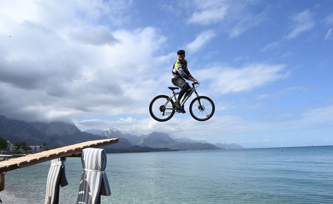 Antalya’da gökyüzünden denize pedal çevirdiler