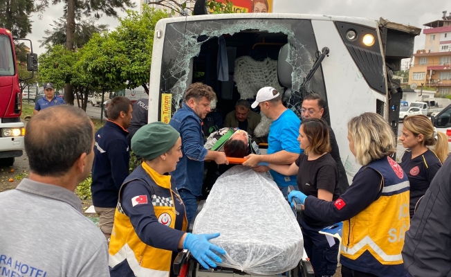 Antalya’da otel servis aracı devrildi: 19 yaralı Antalya’da otel servis aracı devrildi: 19 yaralı