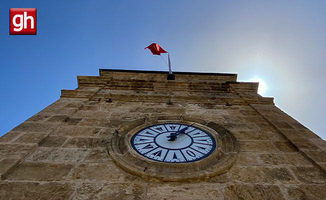  Antalya’da Saat Kulesi’ne dikilen bayrağa yapılan itiraza Vali Şahin son noktayı koydu