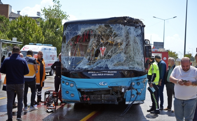 Halk otobüsü kırmızı ışıkta bekleyen araçlara daldı: 7 araç birbirine girdi, 8 yaralı