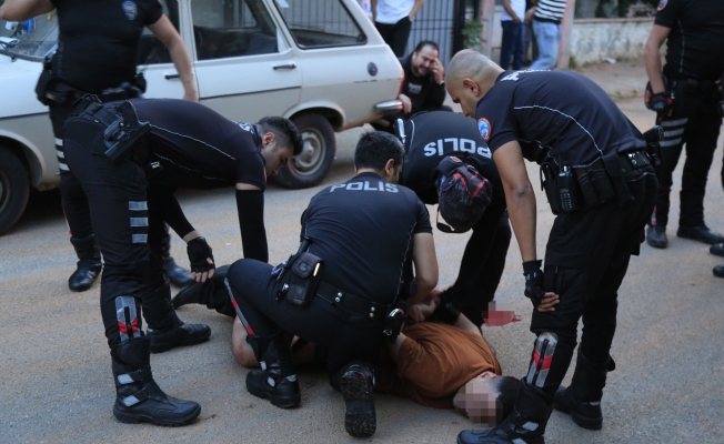 Polis ekiplerine bıçakla saldıran şahıs bacağından vurularak etkisiz hale getirildi Polis ekiplerine bıçakla saldıran şahıs bacağından vurularak etkisiz hale getirildi