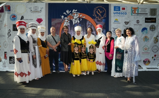 32 farklı ülkenin kıyafetleri Antalya'da 32 farklı ülkenin kıyafetleri Antalya'da