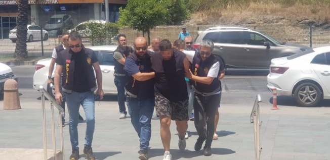 Antalya'da bıçaklı kavganın şüphelileri adliyeye sevk edildi Antalya'da bıçaklı kavganın şüphelileri adliyeye sevk edildi