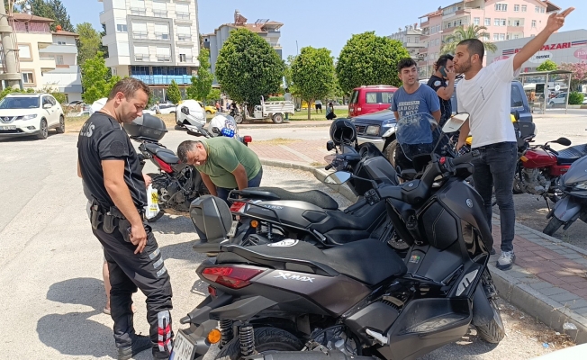 Motosikletlere çarpıp kaçan sürücüyü peşinden koşarak yakaladı Motosikletlere çarpıp kaçan sürücüyü peşinden koşarak yakaladı