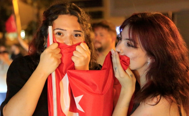 A Milli Takım'ın Avusturya galibiyeti Antalya sokaklarını şenlik alanına döndürdü