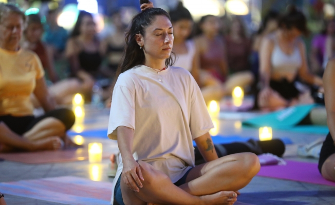 Antalya'nın dünyaca ünlü Konyaaltı sahilinde yoga yaptılar Antalya'nın dünyaca ünlü Konyaaltı sahilinde yoga yaptılar