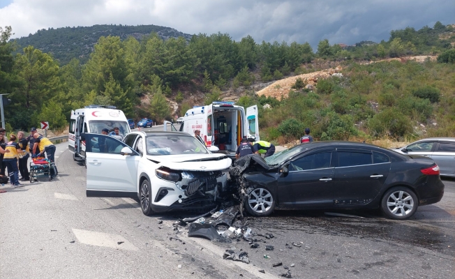 Antalya’da 2 araç kafa kafaya çarpıştı! Antalya’da 2 araç kafa kafaya çarpıştı!