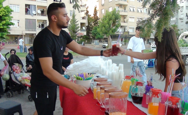Bardaklarla satıp sıcaktan bunalanları serinletiyorlar