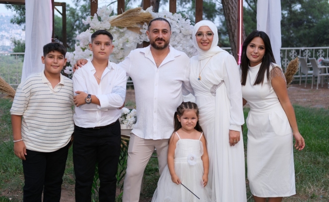 Kaçarak evlenen çift, 20 yıl sonra dört çocuğuyla birlikte düğün yaptı
