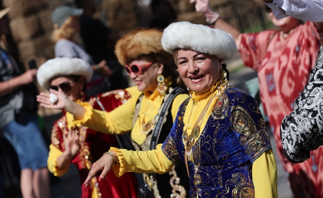Antalya caddeleri Yörük Göçü'yle şenlendi Antalya caddeleri Yörük Göçü'yle şenlendi
