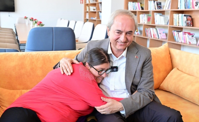  Başkan Kocagöz, sokakta kalan anne ve kıza sahip çıktı