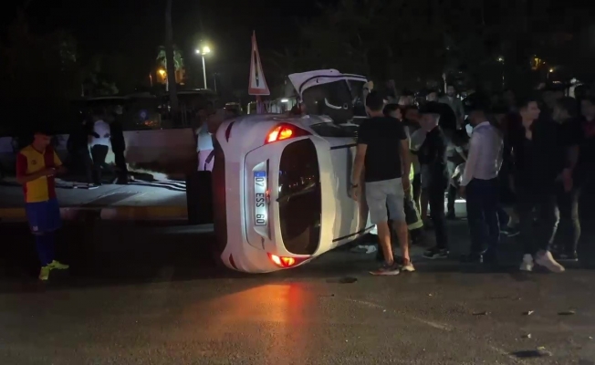 Motosiklete çarpmamak için direksiyonu kırınca refüje çarparak takla attı: 1 yaralı Motosiklete çarpmamak için direksiyonu kırınca refüje çarparak takla attı: 1 yaralı