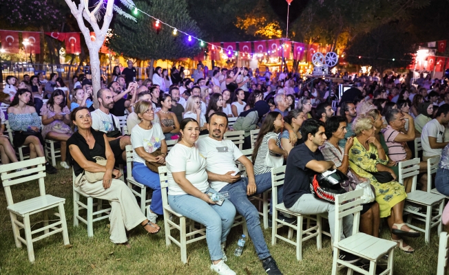 Yeşilçam Festivali'nde yıldızlar altında sinema keyfi Yeşilçam Festivali'nde yıldızlar altında sinema keyfi