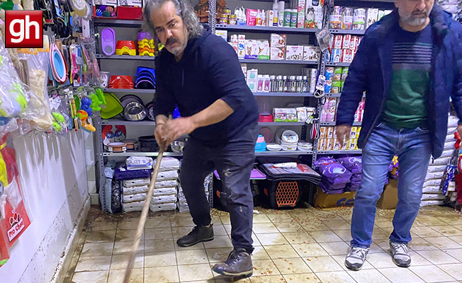 Serik'te sağanak etkili oldu, yollar göle döndü, iş yerlerini su bastı Serik'te sağanak etkili oldu, yollar göle döndü, iş yerlerini su bastı