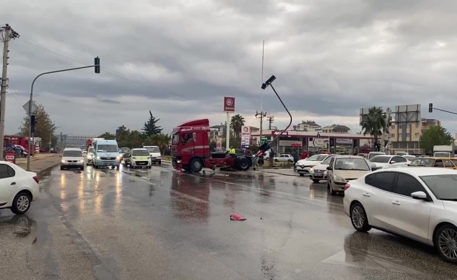 Serik'te tırlar çarpıştı