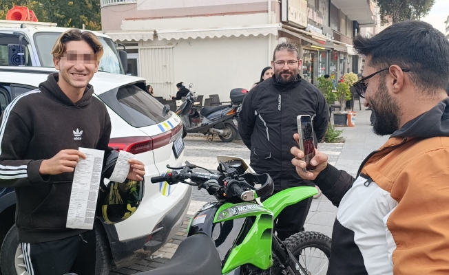 Ceza makbuzuyla hatıra fotoğrafı Ceza makbuzuyla hatıra fotoğrafı