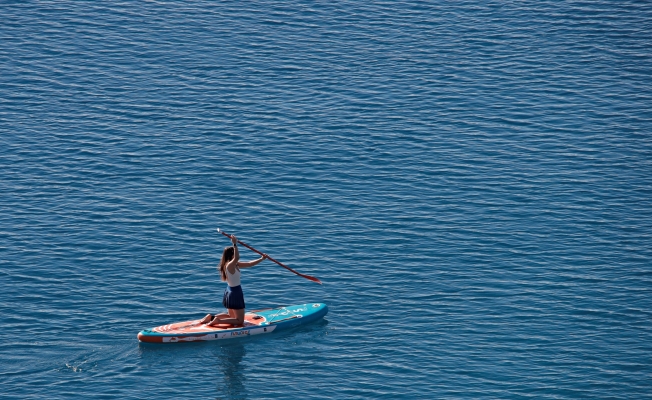 Antalya’da karla kaplı dağların gölgesinde deniz ve güneş keyfi