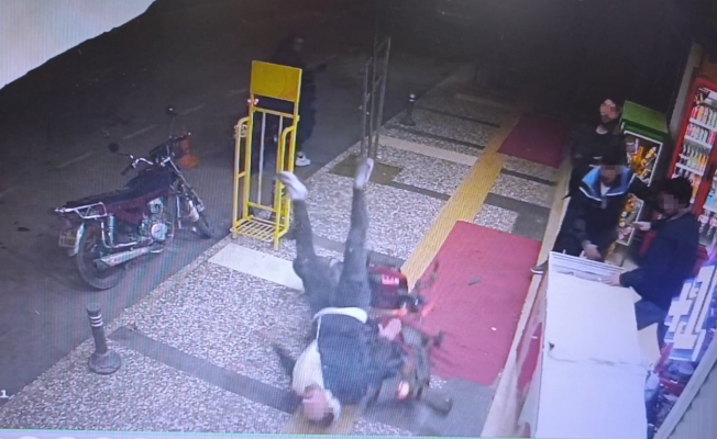 Kaldırımdaki grubun arasına motosikletle daldı!