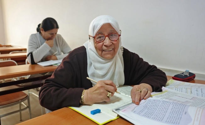  84 yaşındaki Ayşe Nine okuma yazma öğreniyor