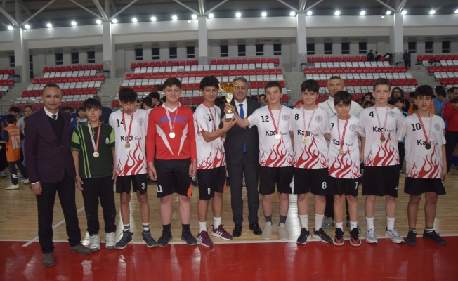 Aksu'da Okul Sporları Futsal Turnuvası sona erdi